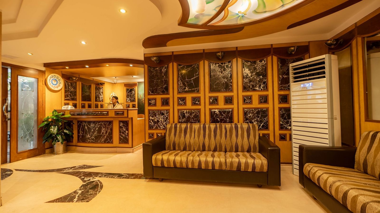 The lobby area at Hotel Pai Viceroy Jayanagar featuring ambient lighting and a cosy sofa