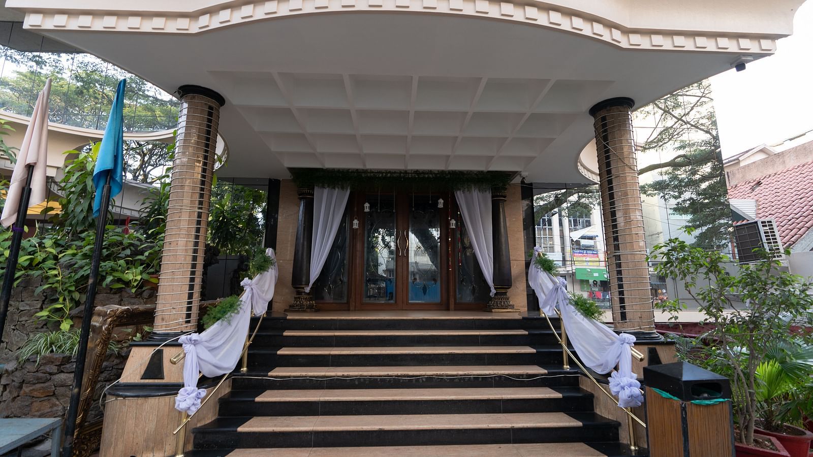 The entrance to Hotel Pai Viceroy Jayanagar during daytime