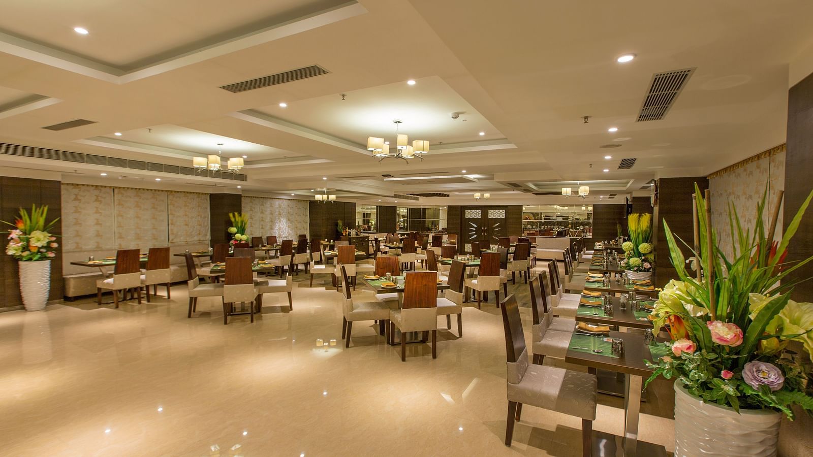 Hotel Pai Viceroy Tirupathi Plaintain Leaf Restaurant 1 xmtclk