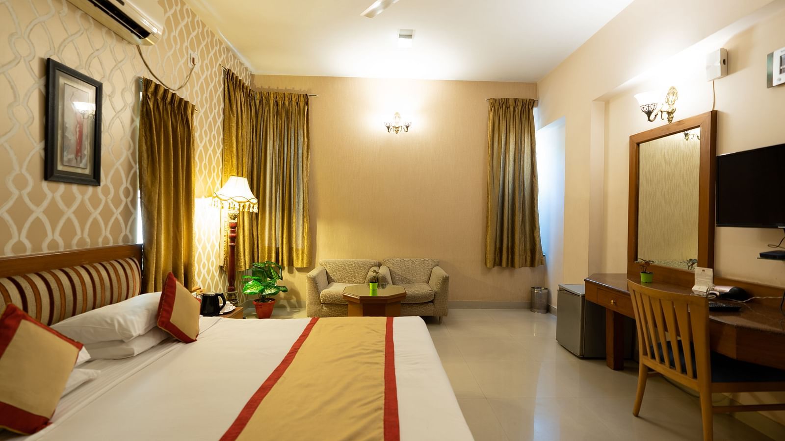 A double bed with lamps next to it inside one of the rooms - Hotel Pai Vista, KR Road
