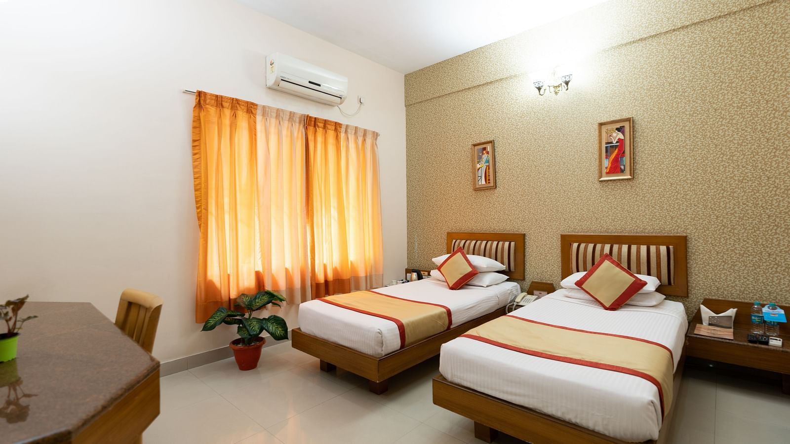 Twin beds with side tables inside one of the rooms - Hotel Pai Vista, KR Road