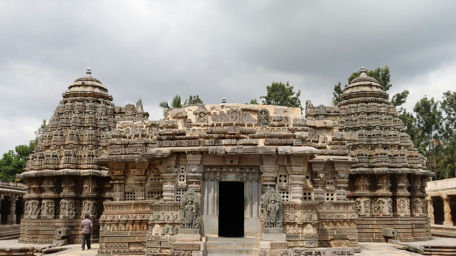 An image of Chennakesava Temple which showcases a magnificent architecture that attracts visitors across the world