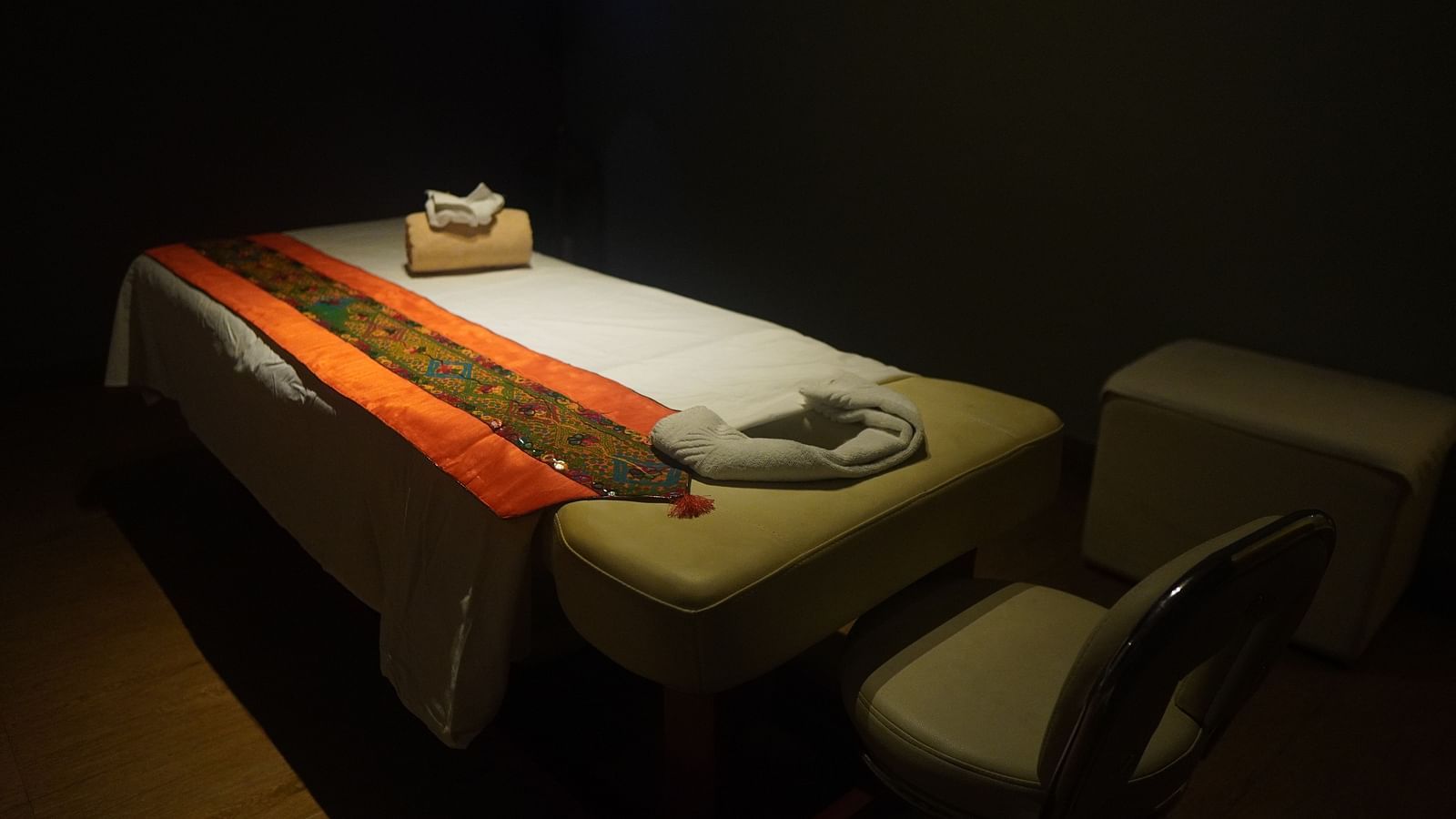 Massage bed with neatly arranged aesthetic elements