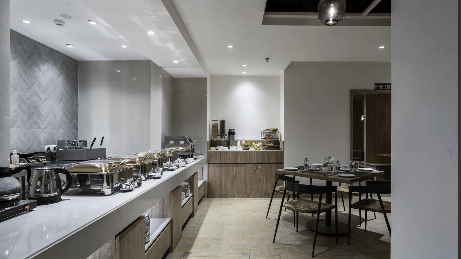 A buffet counter in the corner of the indoor restaurant at Le ROI Express, Paharganj.