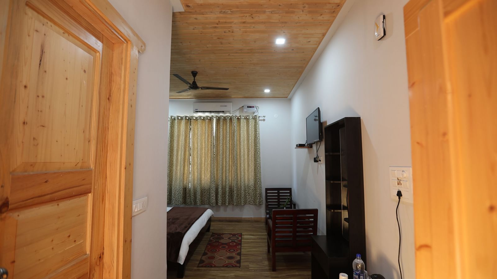 Deluxe room 44 lbs6g7