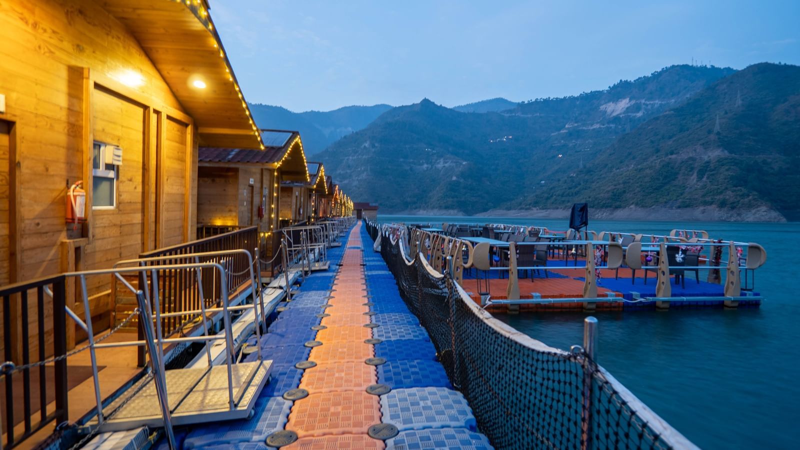 Floating Hotel 22