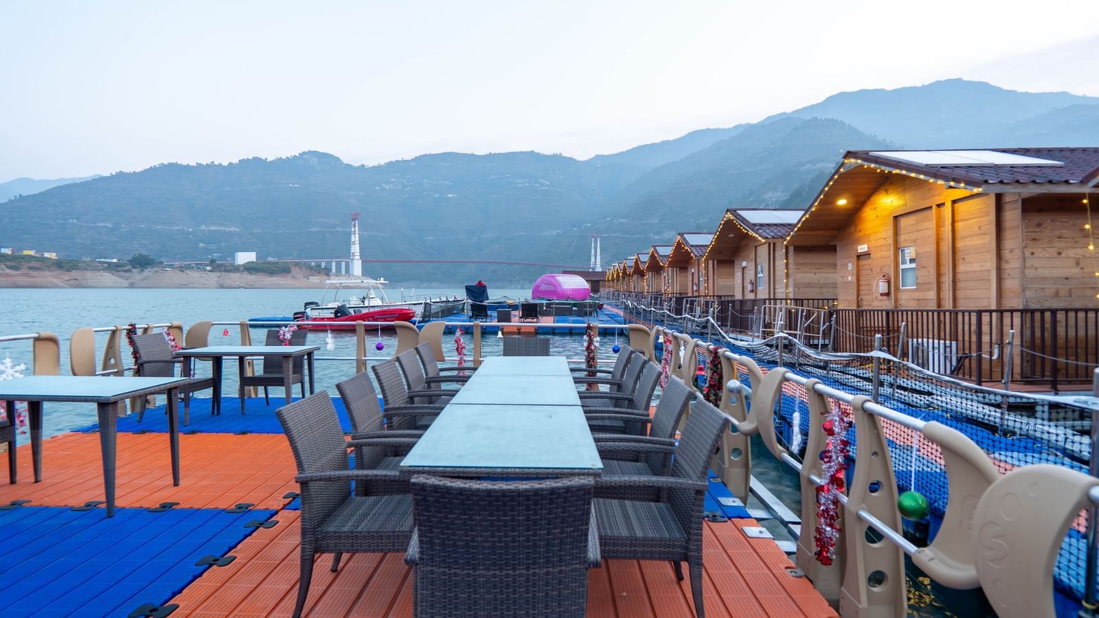 Floating Hotel 26