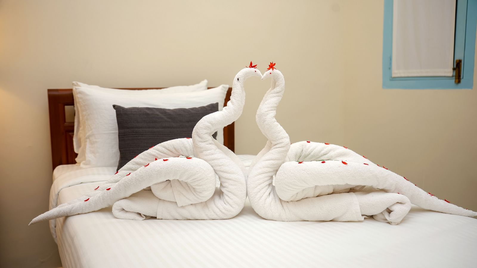 Towels made into two swans to decorate a bed | Mango Hill La Serene, Pondicherry