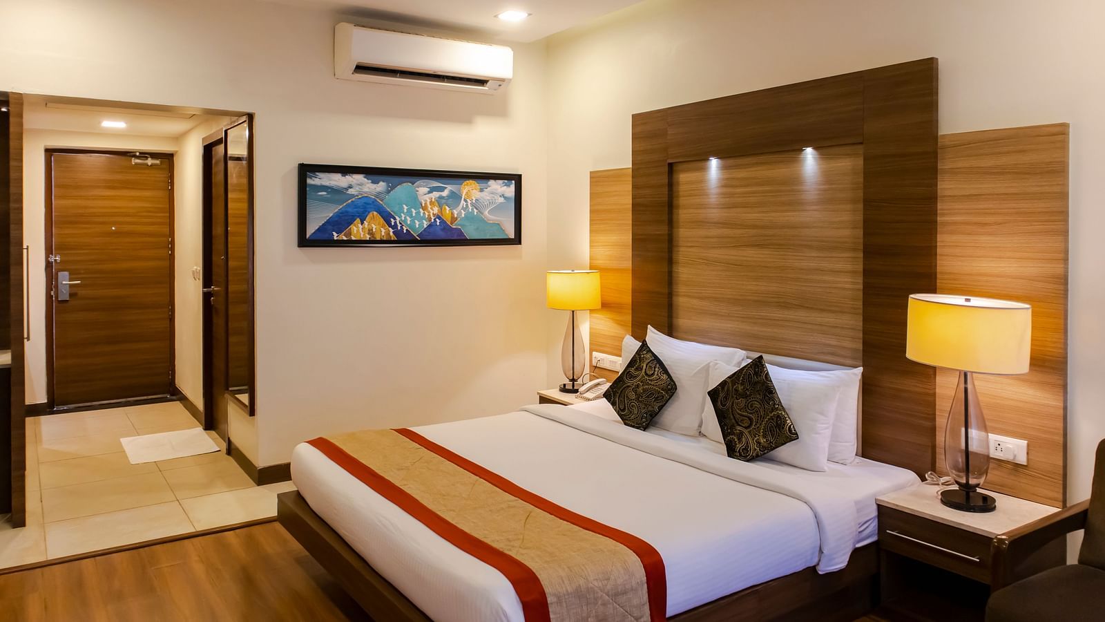 HONEYMOON Suite features a air-conditioned room and a comfy bed at MGM Beach Resorts 