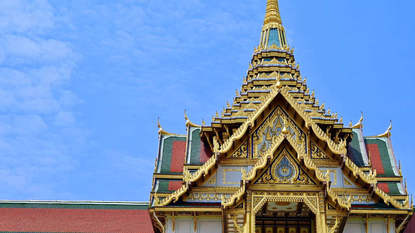 an overview of the famous Grand Palace in bangkok shot in during the daytime.