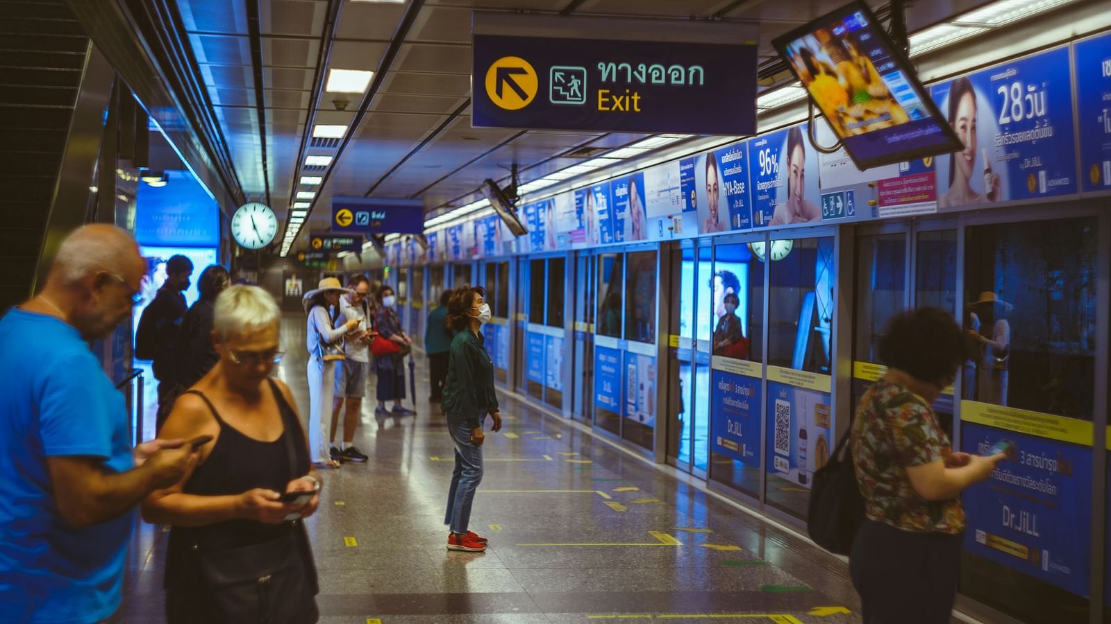 An overview of a MRT station in Bangkok with many people waiting for the train.