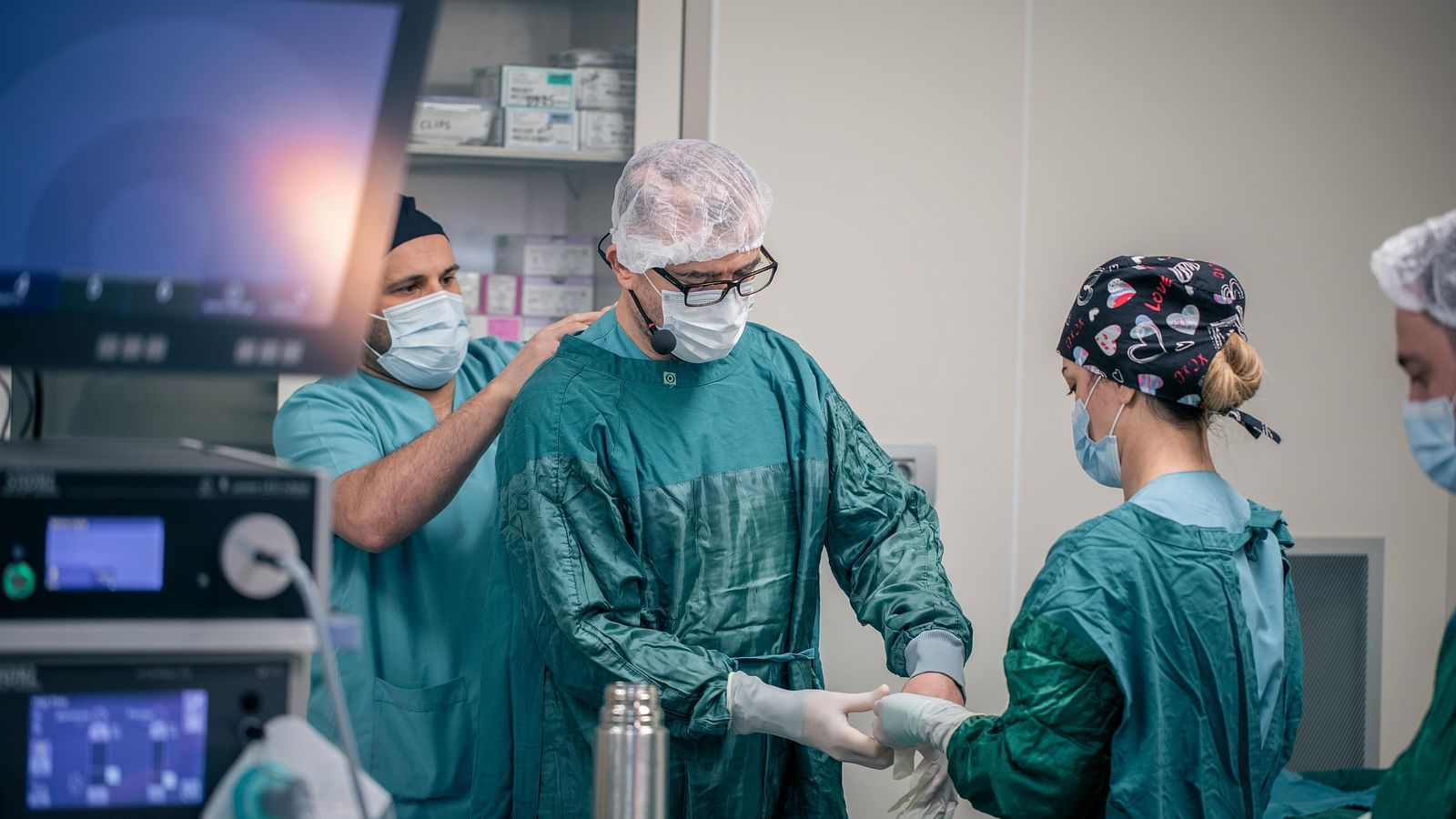 A doctor along with some nurses getting ready to perform an operation