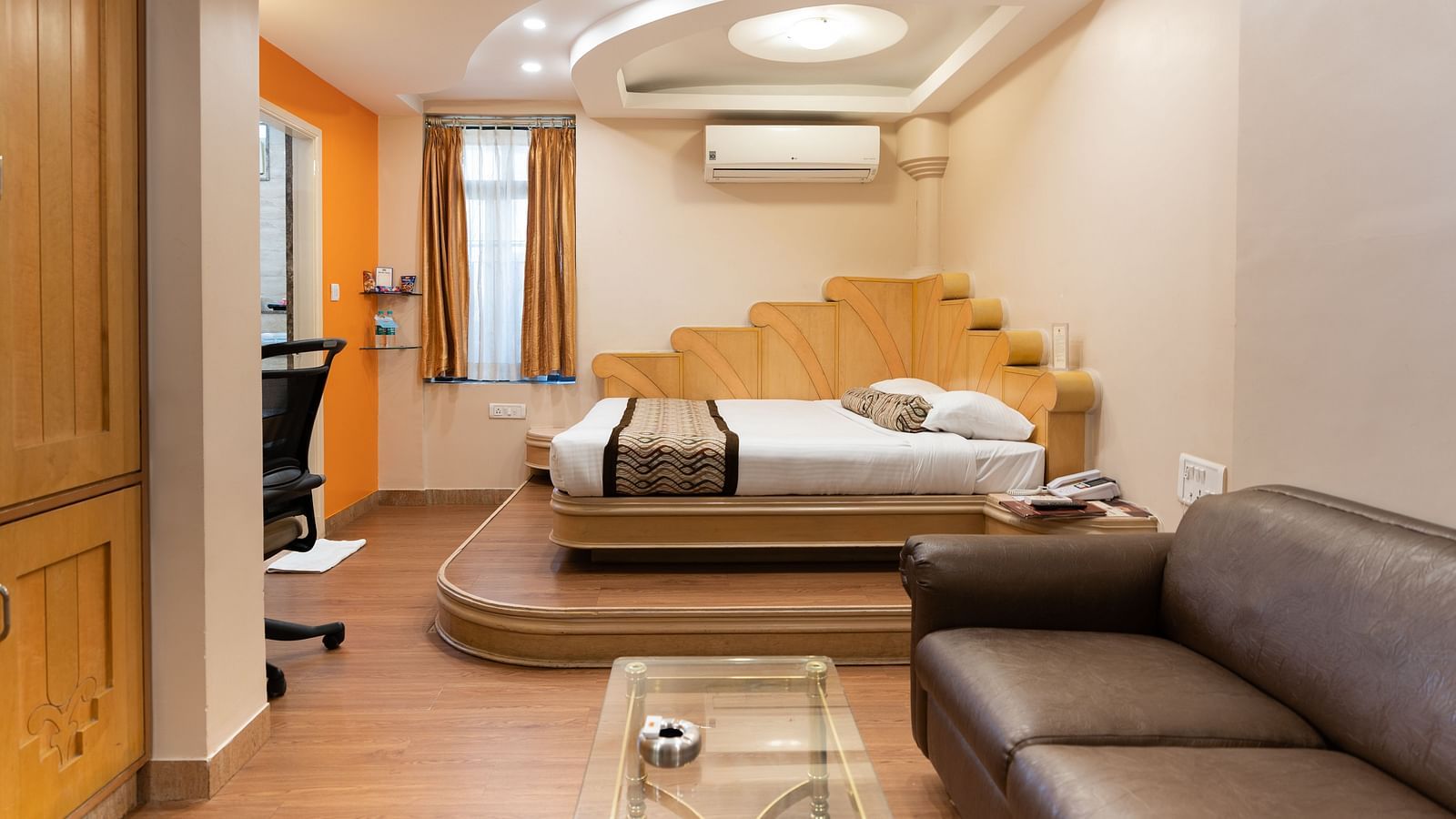 A room with a double bed at Hotel Pai Viceroy, Jayanagar