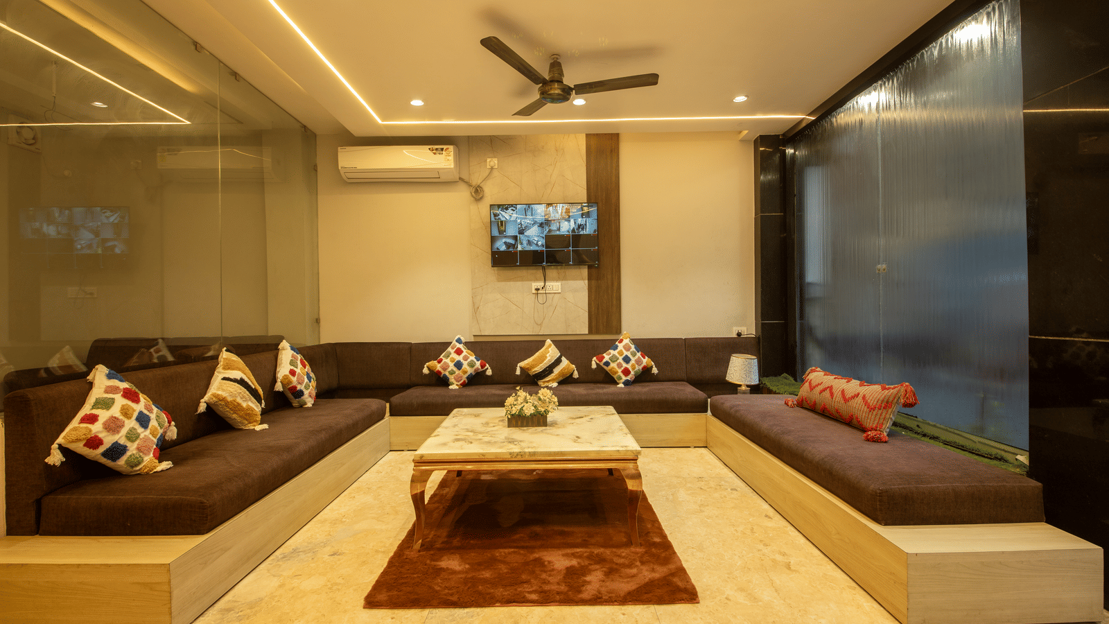 The waiting area in the lobby of the Perfectstayz Value Dhruv Nanda, with a centre table in the middle.