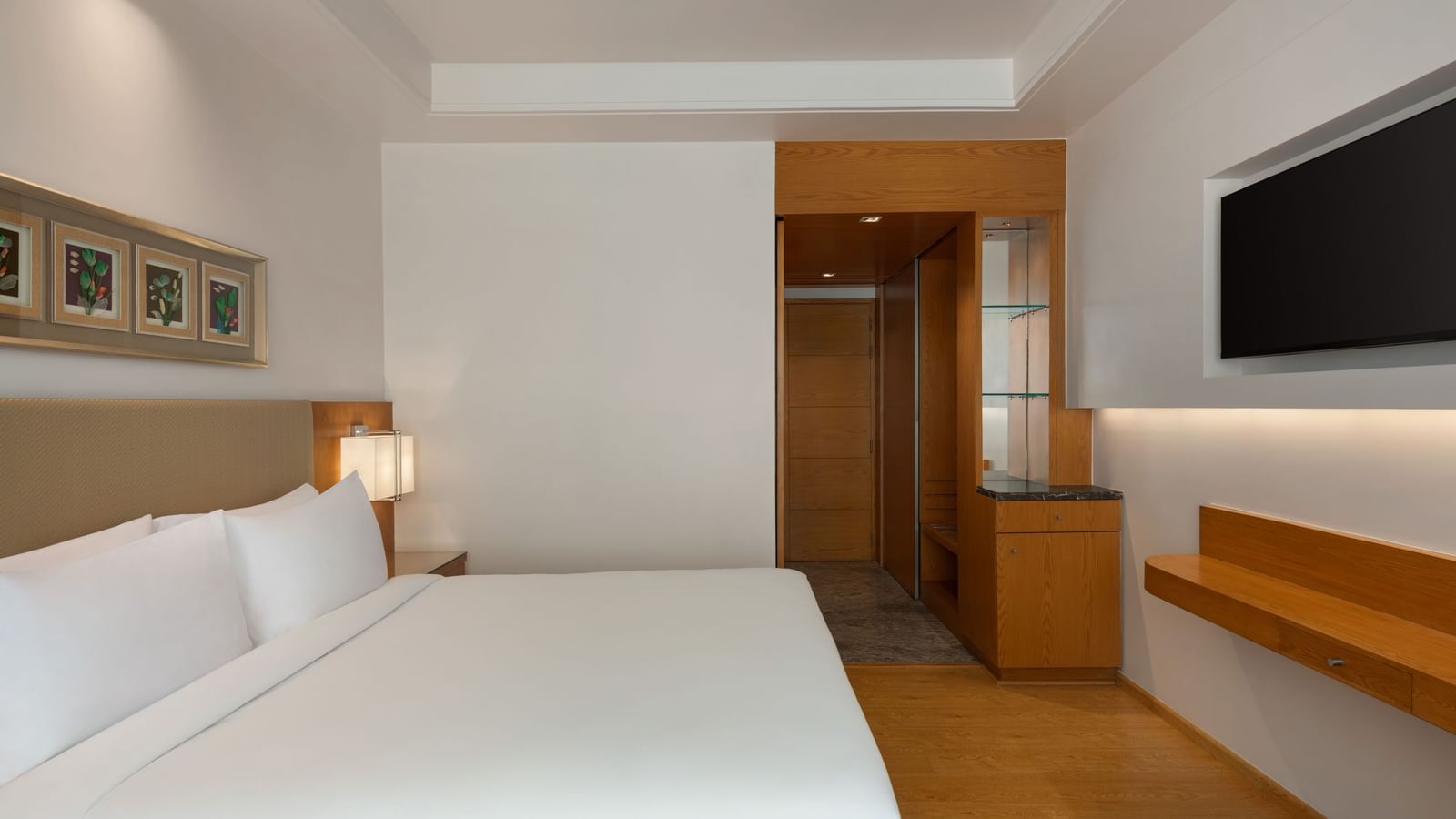 King Bed Guest Room - 1623284