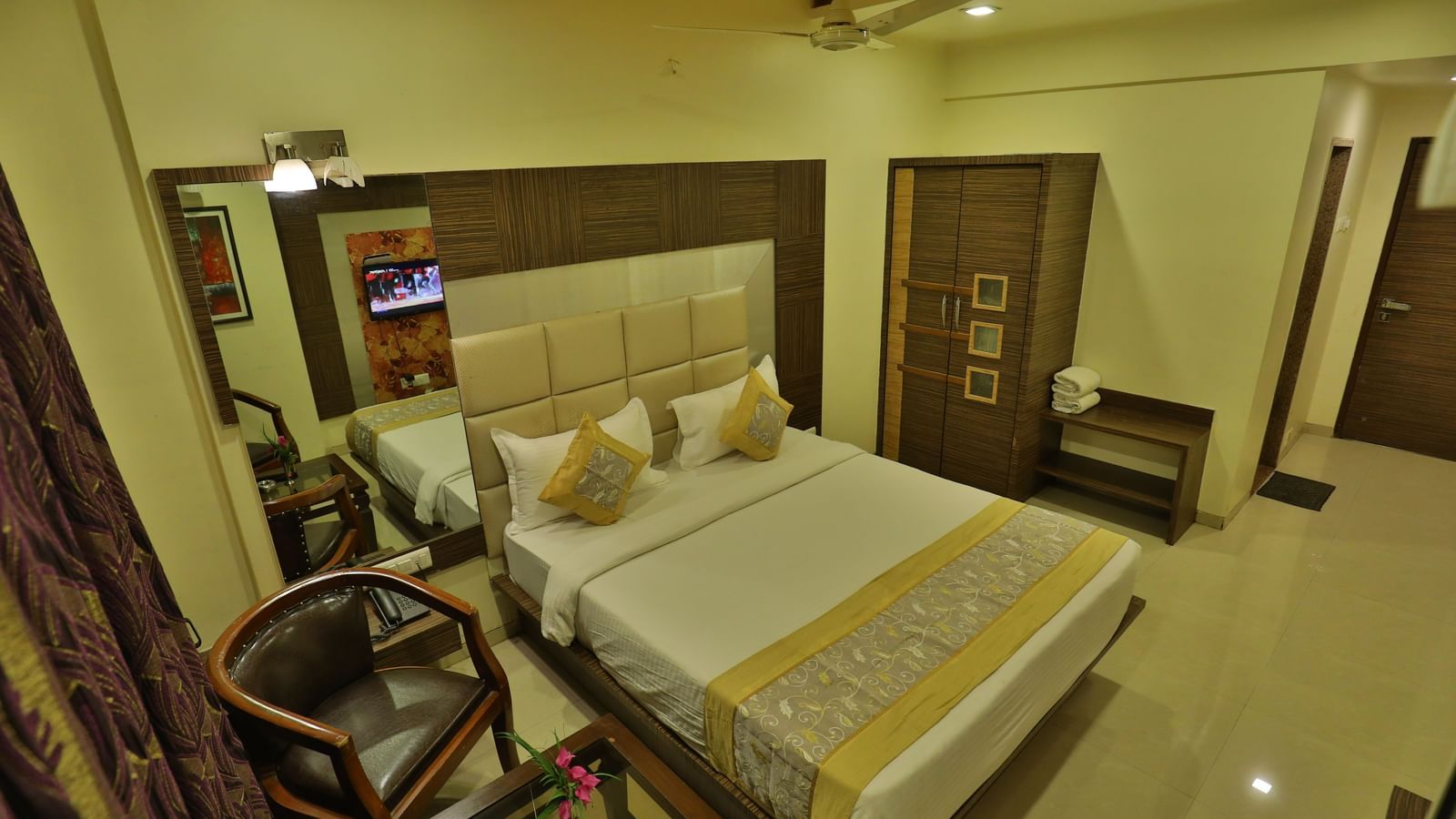 An expansive view of a well-appointed hotel room featuring a bed, seating, and contemporary decor - Retreat Heritage, Lonavala