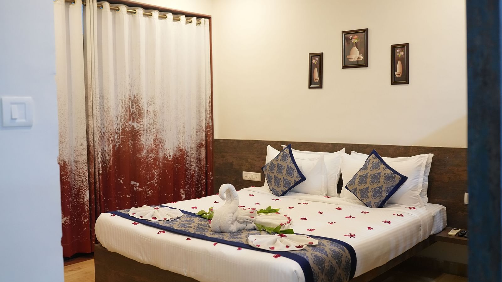 Suit Room (Chaar Minar)3
