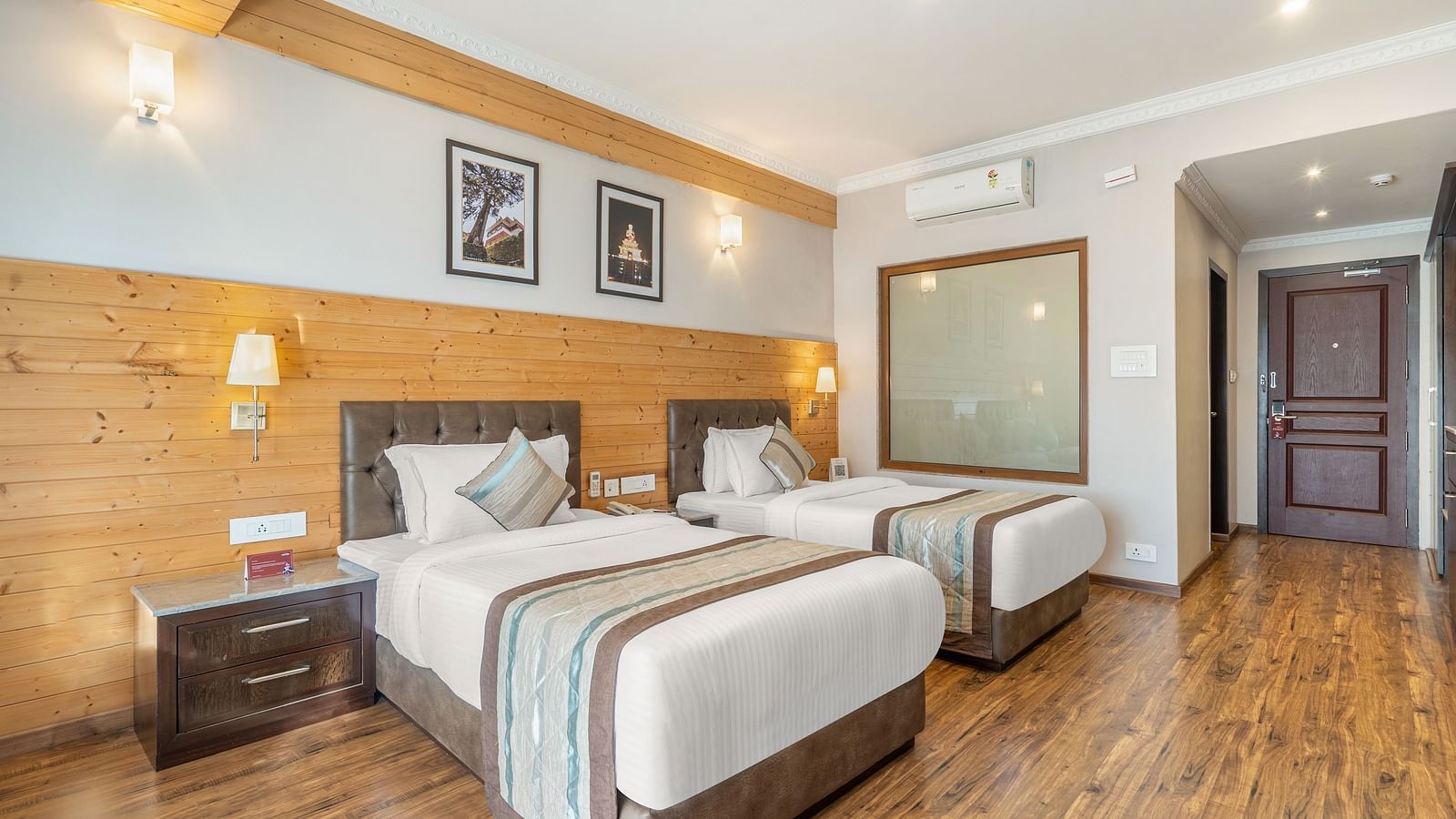 A room at Summit Alpine Abode with twin beds