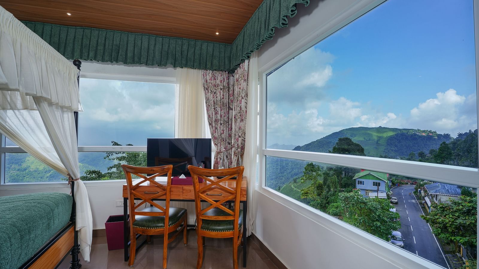  Attic Room with a mountain view, featuring large horizontal windows that offer a breathtaking panorama of the mountains