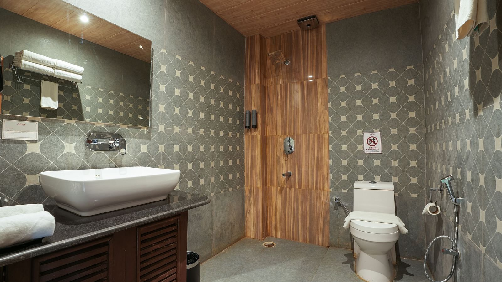 The spacious bathroom of the Premium Room