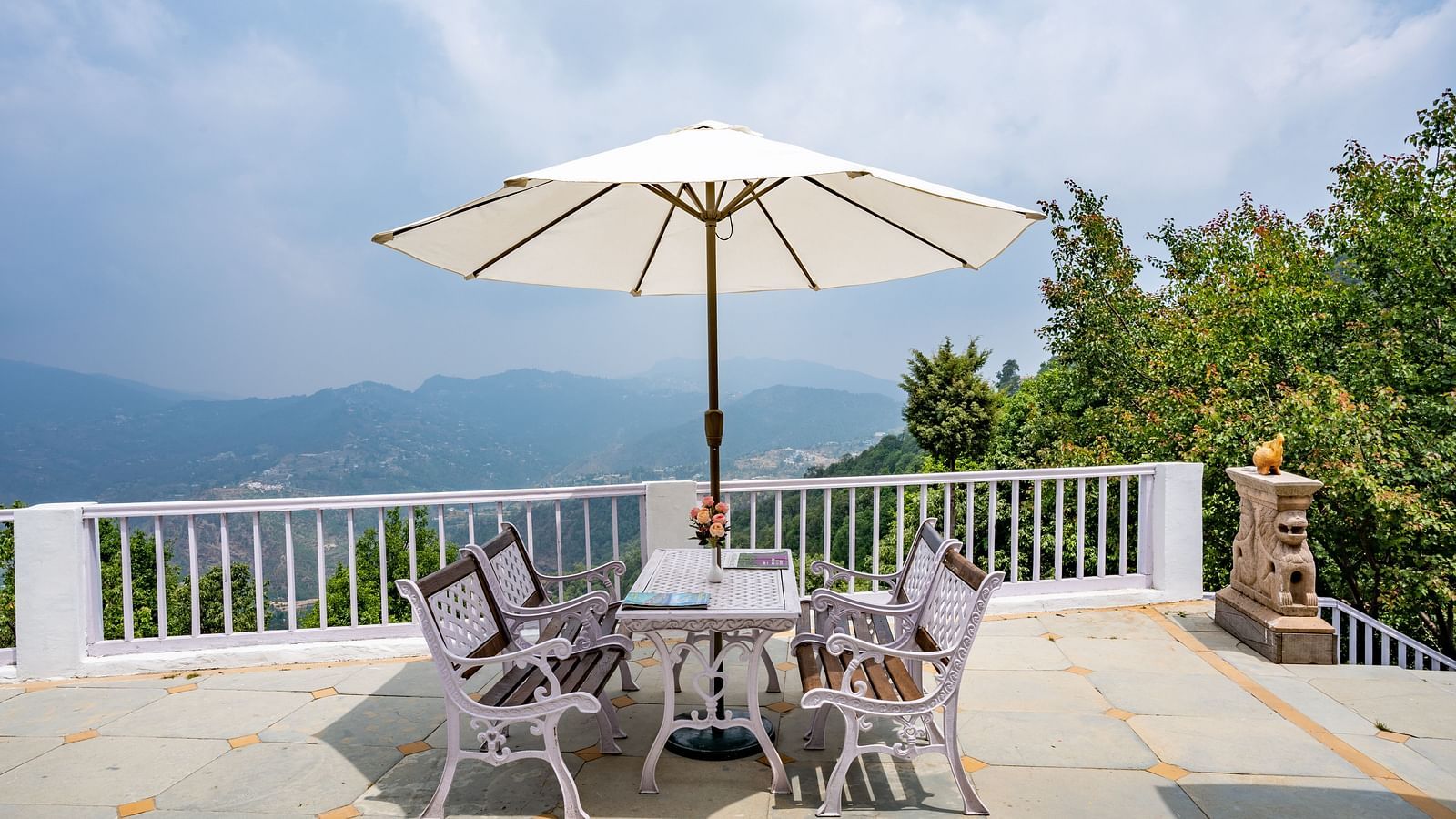 A rooftop terrace with an umbrella at Te Aroha By Shervani, Mukteshwar