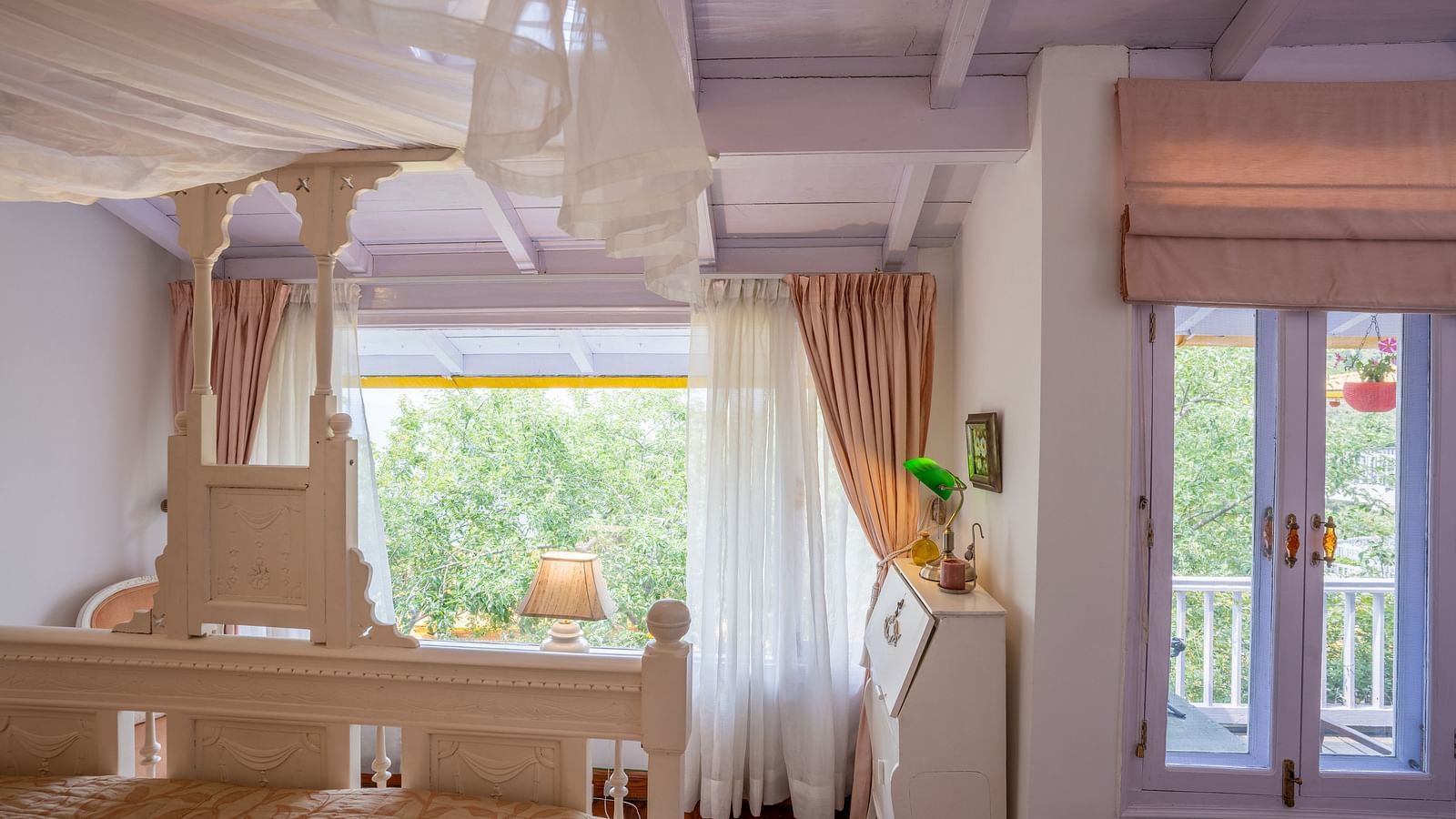 A room with a bed and windows at Te Aroha By Shervani, Mukteshwar