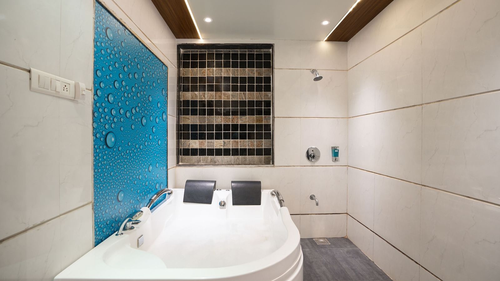 Image of an jacuzzi in the well equipped washroom of the resort | The Grand Legacy Resort and Spa