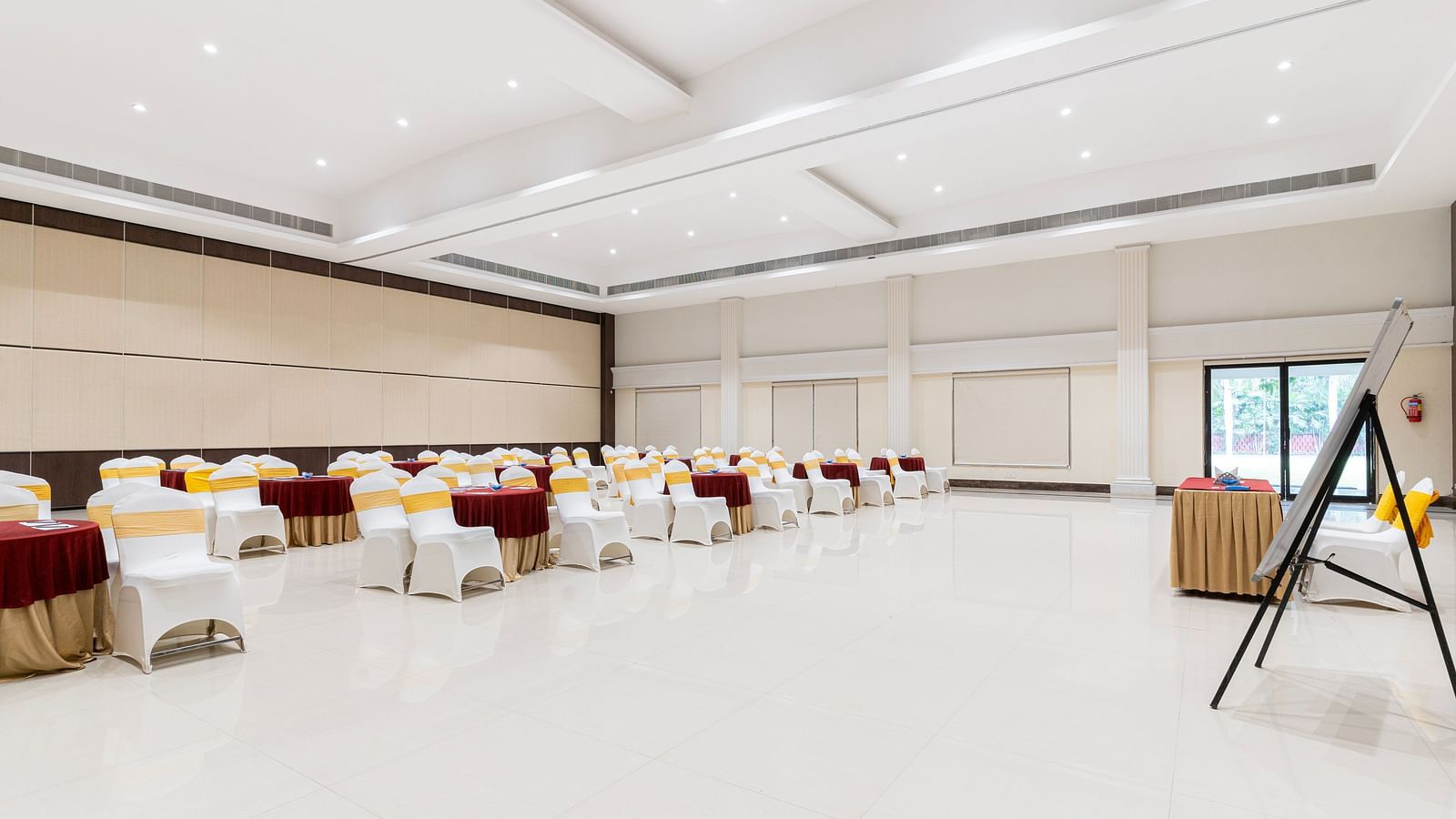 TULIP HALL CLUSTER SEATING.