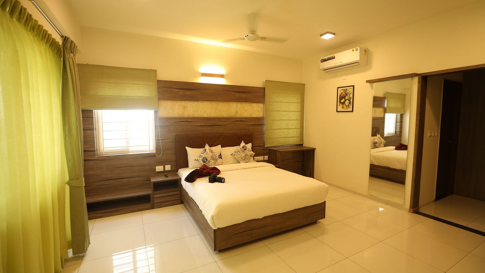 A hotel room with a large bed, ambient lighting and cupboards - Welcome Inn Hotels