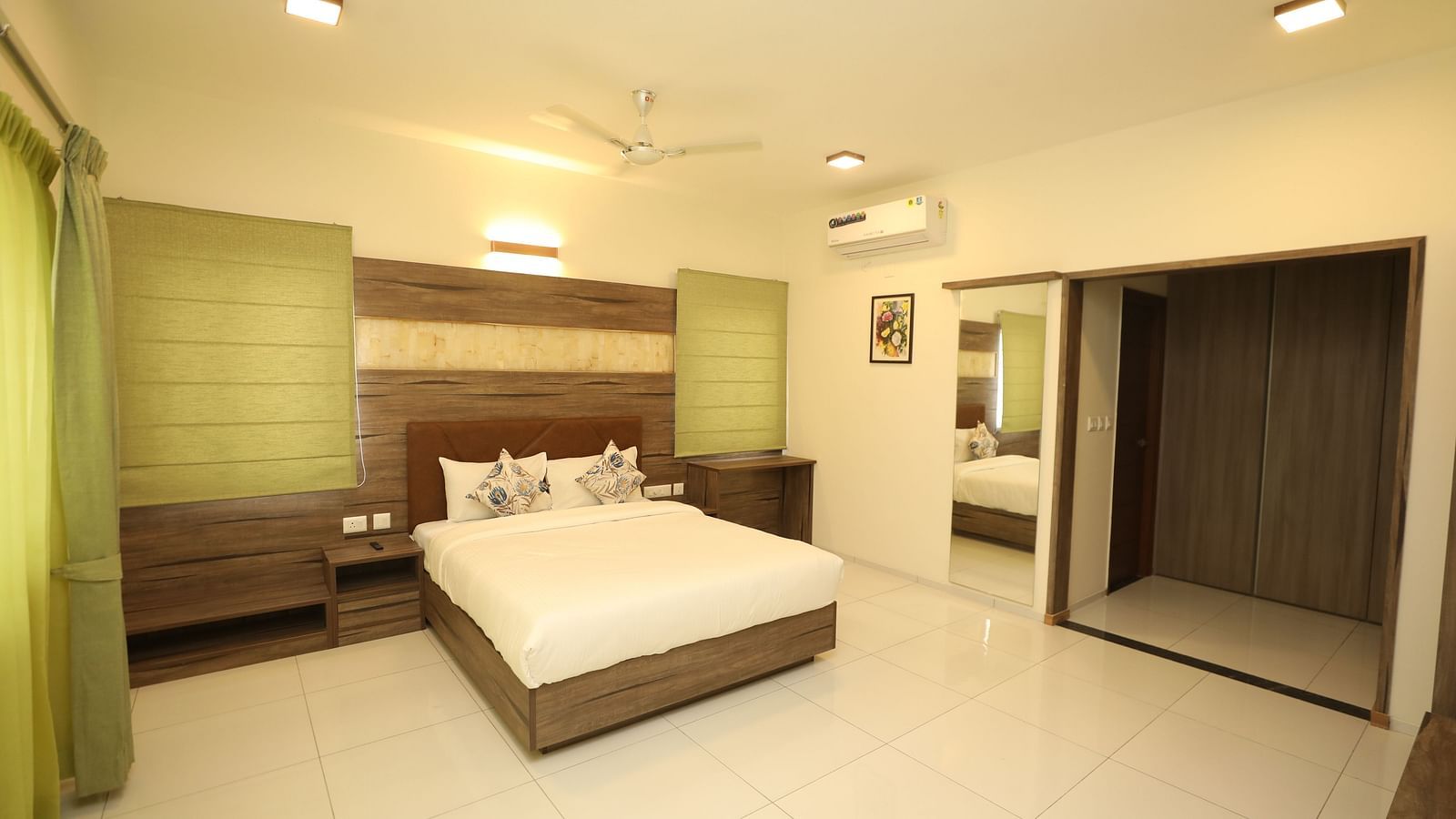 A hotel room with a large bed, ambient lighting and cupboards - Welcome Inn Hotels