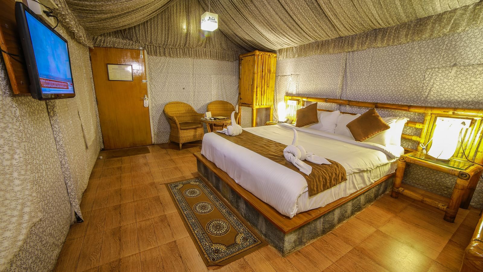 Image of an accommodation with a bed  and a television in front at WOW Bison Woods.