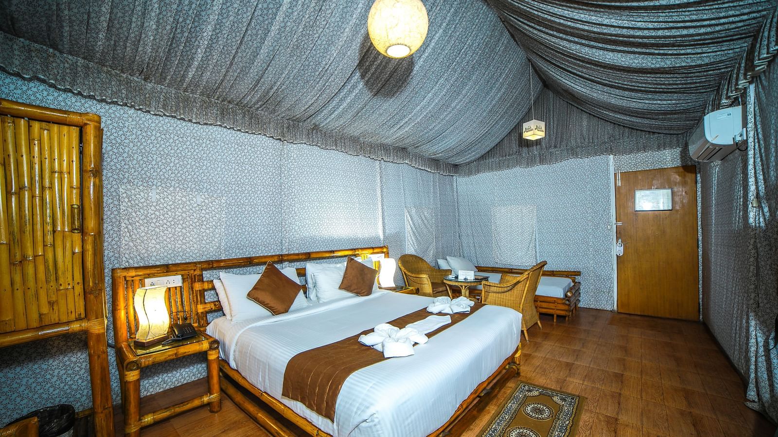 Image of a room with a bed and a rug in front of it at WOW Bison Woods.