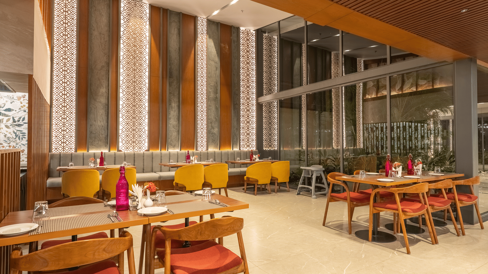 A warm dining section at Wyndham Garden showcasing comfortable seating and a spacious layout.