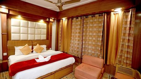 Image of a room with a bed and a ceiling fan at Amara Hill Queen, Mussoorie.