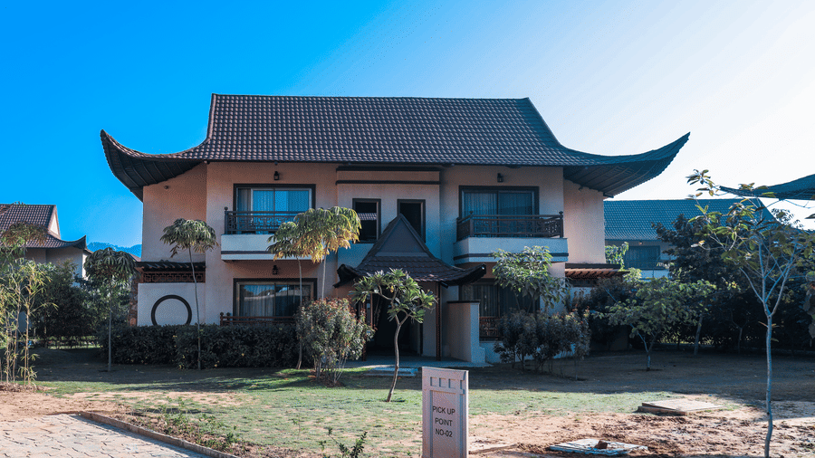 A garden block with a building, open grounds and surrounding plants at Ananta Spa and Resort, Jaipur
