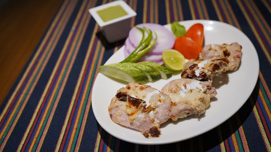 An image of appetisers dressed with onions and lemon - Argo By Trance, Goa