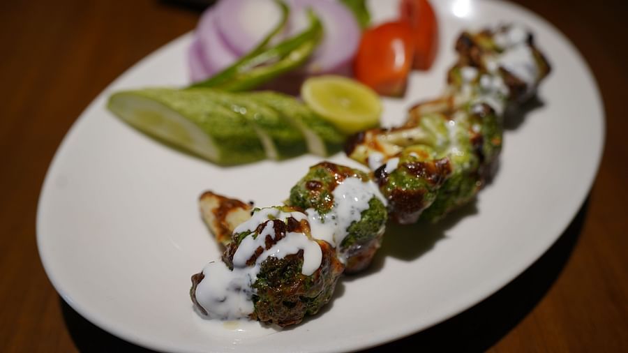 An image of appetisers dressed with onions and lemon - Argo By Trance, Goa