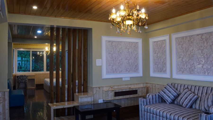 An image of a room with a sofa set, a table and a chandelier hanging from the ceiling - Avianna Windy House Wellness Retreat & Spa