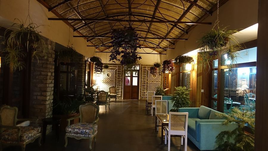 A lounge with teal coloured couches, cosy coffee tables, and warm lighting - BluSalzz Escapade - Anant Rasa Resort