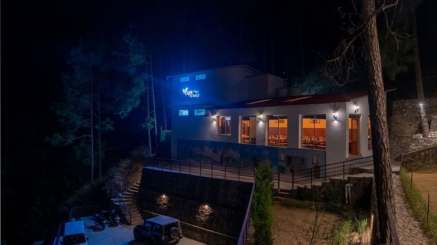 facade image of Café BluSalzz illuminating blue lights at Café BluSalzz.