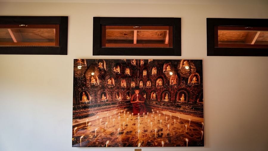A painting adding a modern touch to the spa decor - Brewery Gulch Inn & Spa