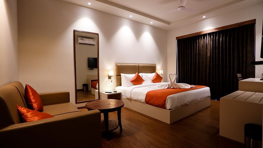 Image of a room with a bed and a mirror beside it at Calux Grand Baga.
