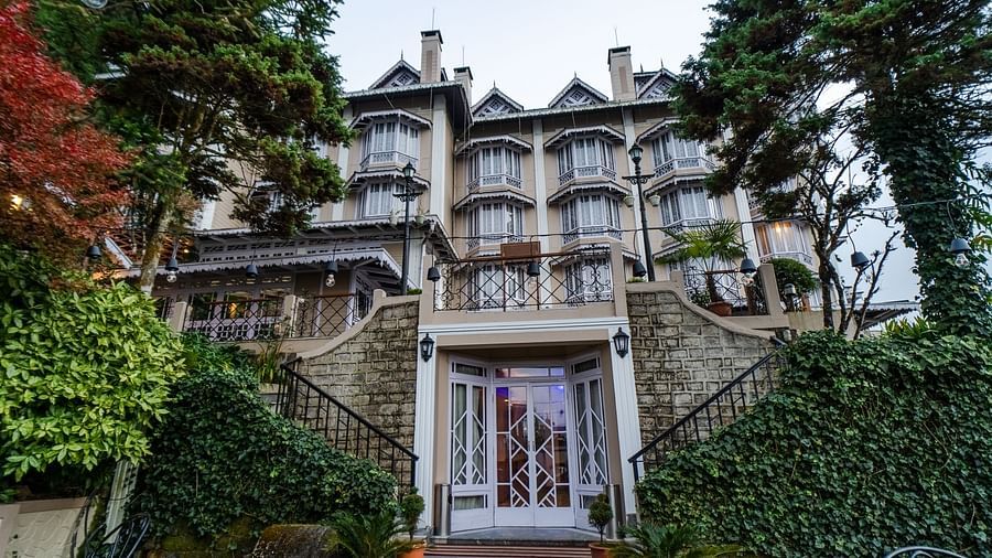 Front entrance to Cedar Inn with stairs and lush greenery