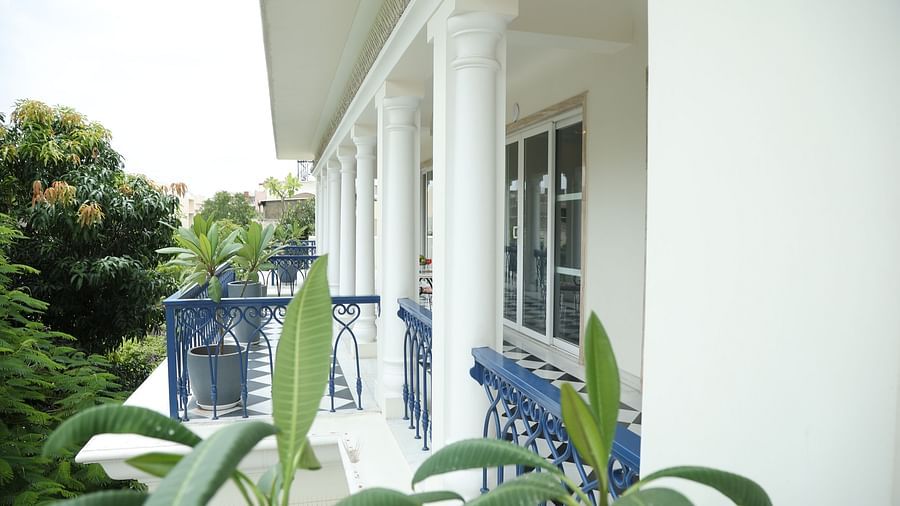Exterior of Dileep Kothi, Jaipur with large columns