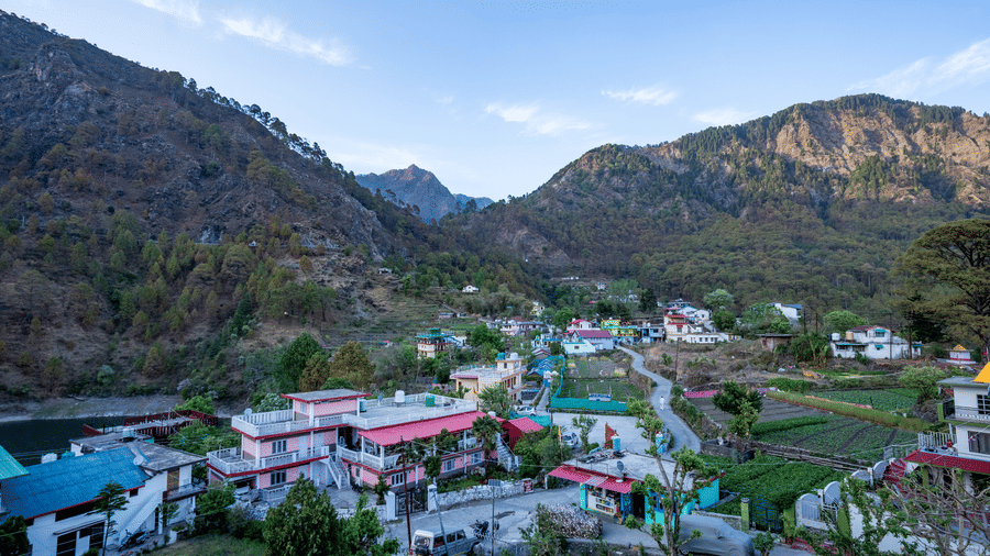 A breathtaking panoramic view of the lush green Khurpatal valley and mountains under a clear sky - Golden Oak By The Lake Hill, Khurpatal