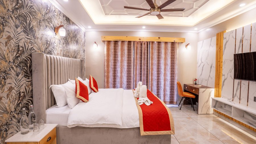 A luxurious hotel bedroom with a large bed, textured wallpaper, and warm ambient lighting - Golden Oak By The Lake Hill, Khurpatal