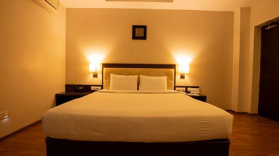 Executive Room queen bed 9