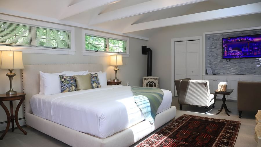 Spacious bedroom with white bed and beams at Hartstone Inn
