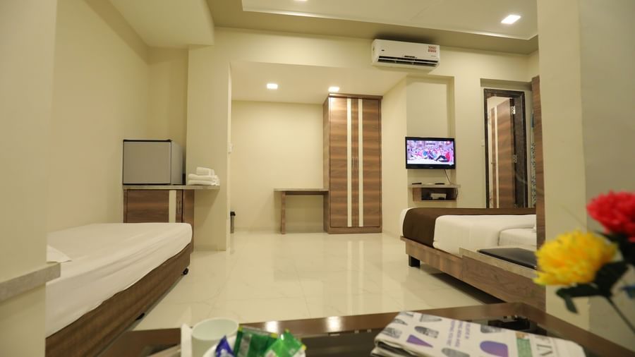 The well-lit Suite at Highland Resort features a wardrobe, a tea & coffee maker, air-conditioning, a minibar, a king size bed, and a single bed.