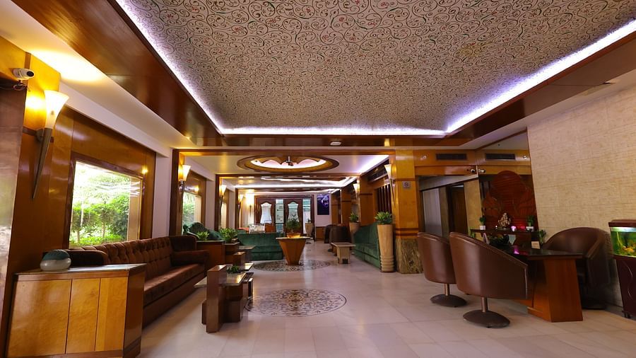 Image of the lobby of Hotel Amar with sofas and chair